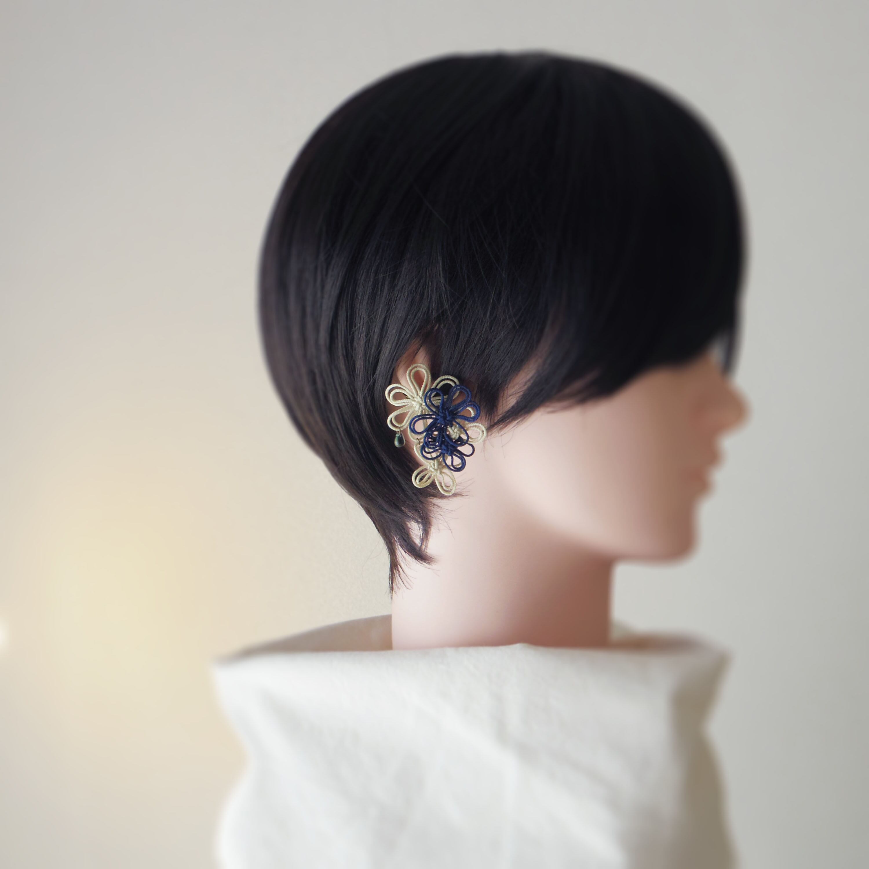かたっぽイヤーカフ「するり明々」(濃青×アイボリー)