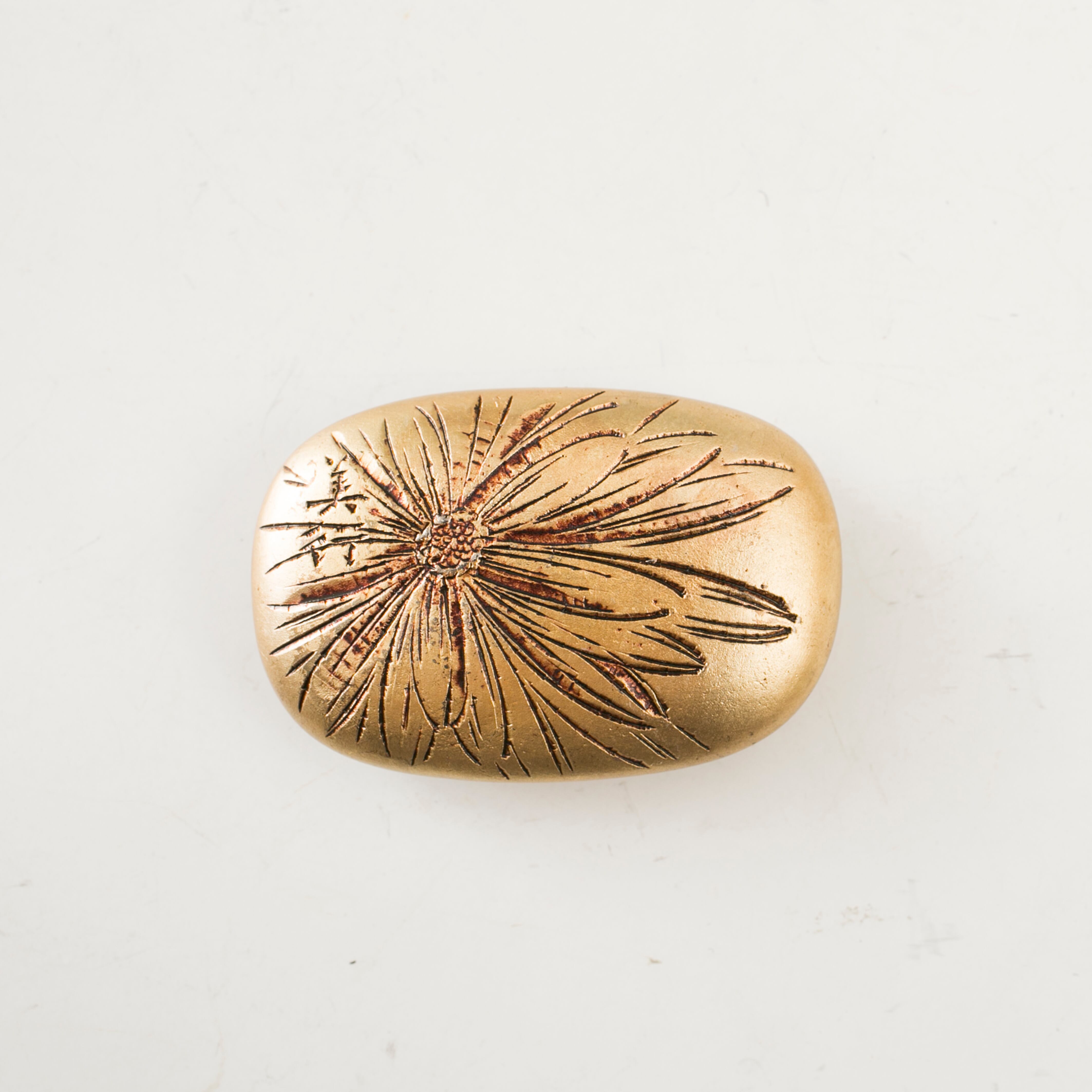 菊花 銀900 帯留 菊 銀細工 金工 金属 デザイン 華やか 銀製 シルバー