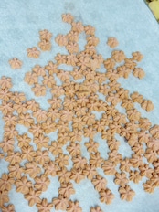 【春限定】いちごと桜のクッキー缶