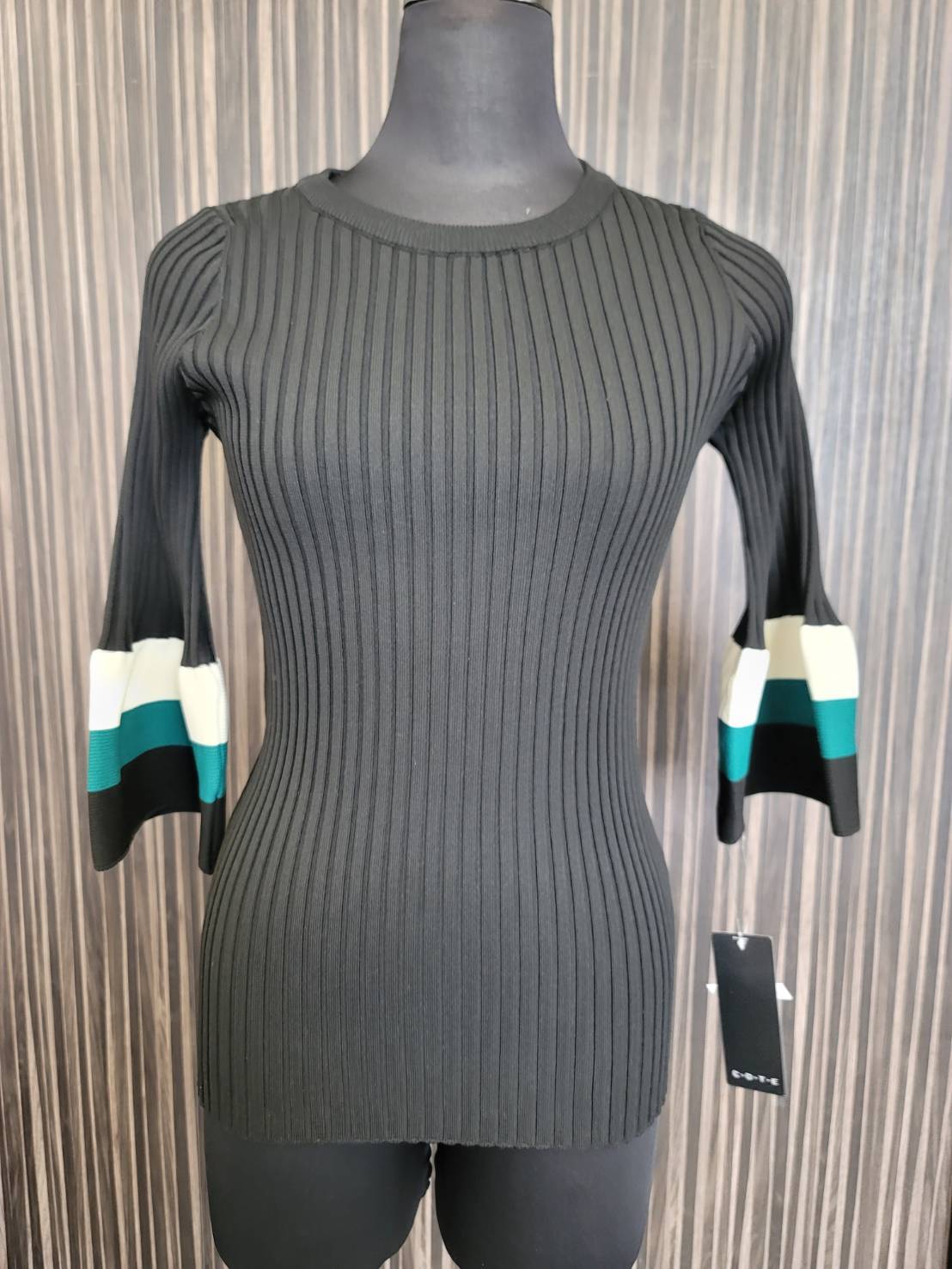 フレア袖ニット