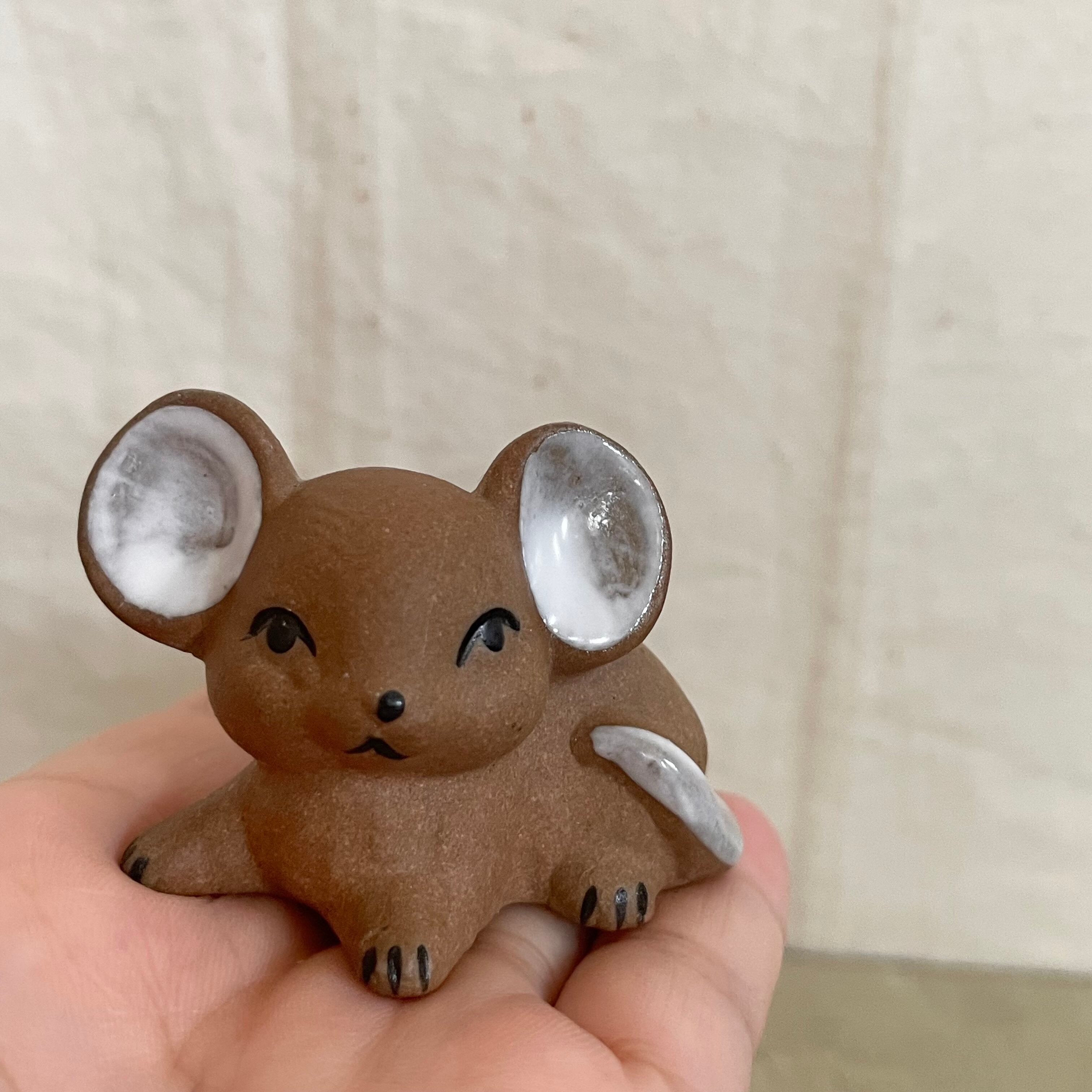 何かたくらんでいそうなネズミ