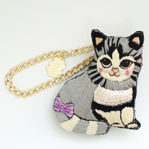 刺繍チャームブローチ 灰色猫