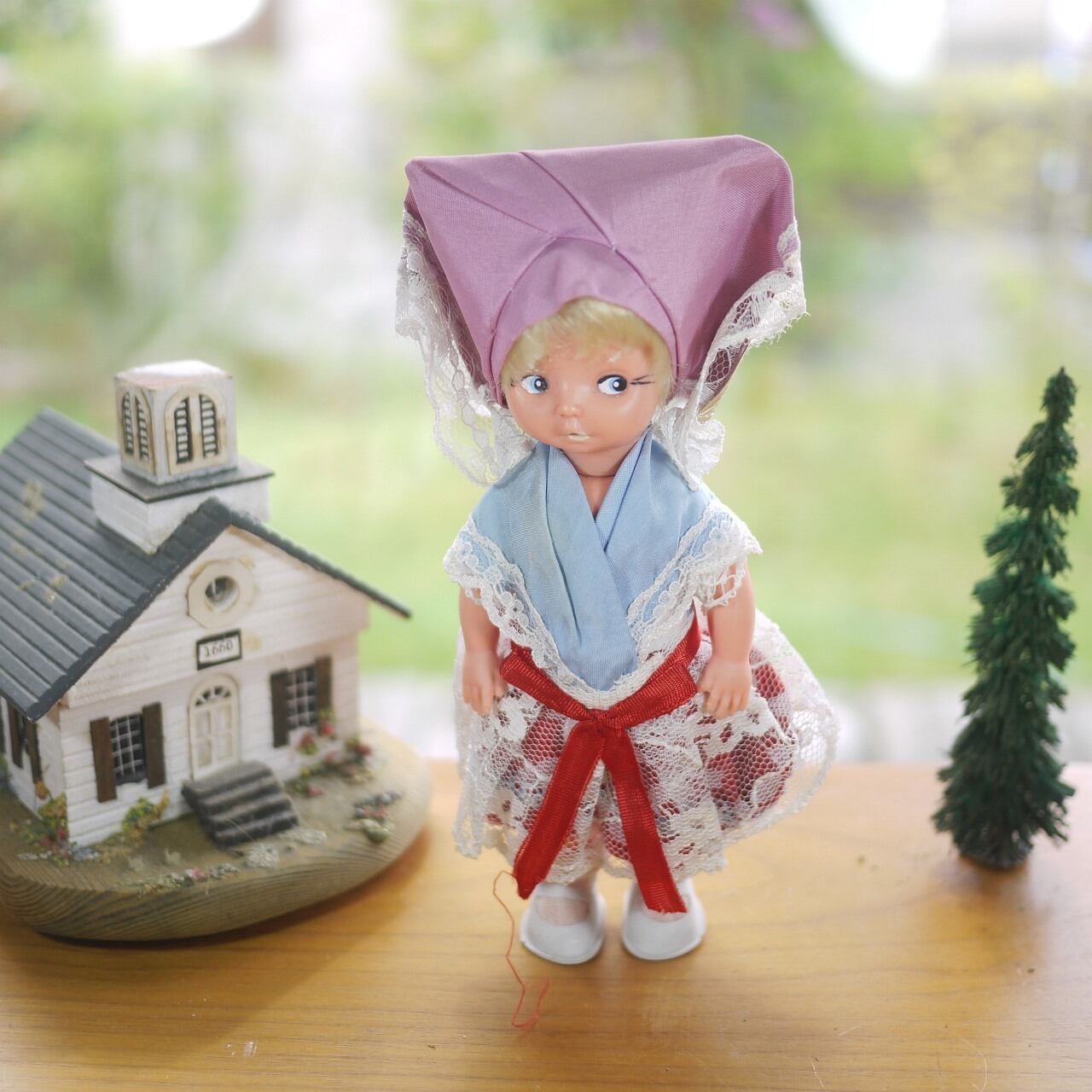 民族衣装のお人形 薄紫のヘッドドレス ドイツ