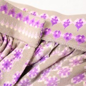 フォークダンス 衣装 スカート グレイ系 レース 花 紫 チロリアン チロルスカート カントリー 落ち着いた色 練習 レッスン ダンス衣装 ふんわり 柔らかい生地 かわいい 華やか 総柄 パープル系