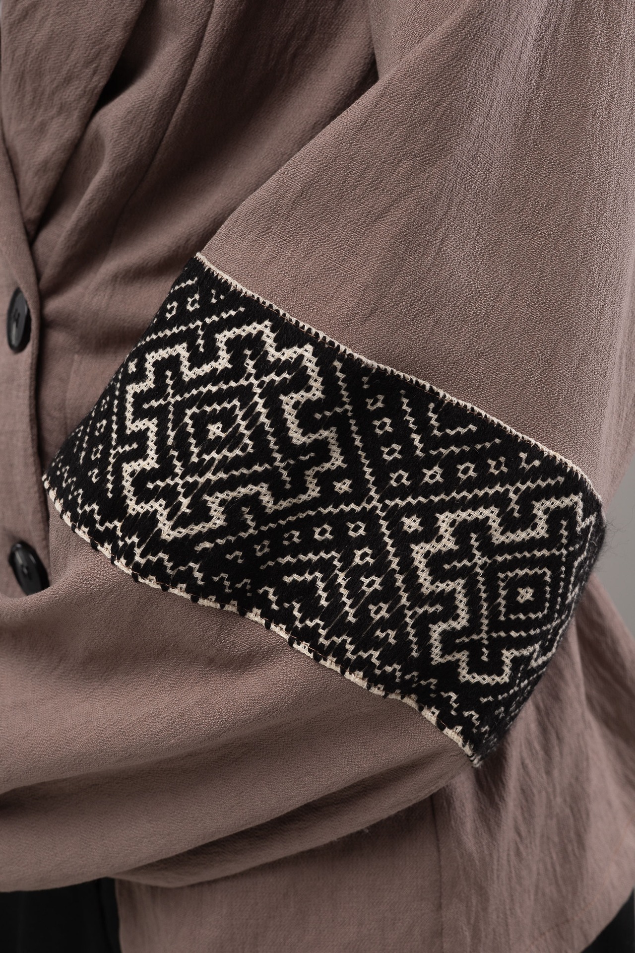 ウクライナ刺繍ジャケット　グラージュ・ニジンカ（平行縫い）手縫い　レディース・フリーサイズ - 2