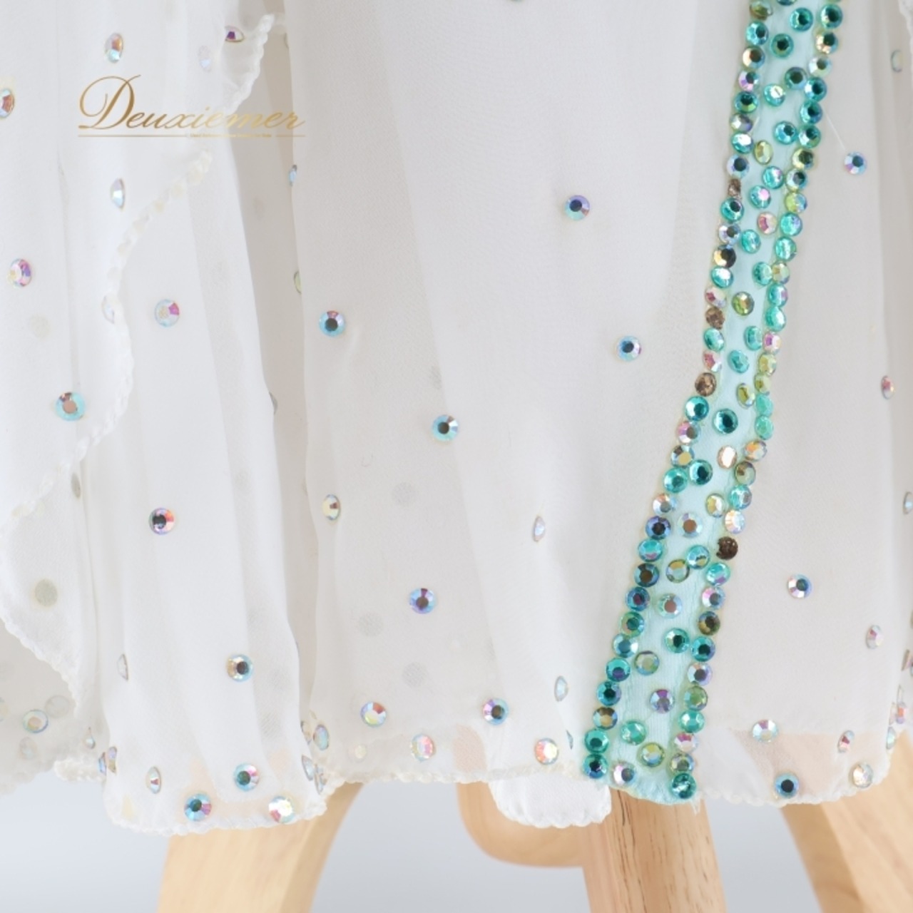 社交ダンス 衣装 スタンダードドレス ワンピース スタンダード ドレス 白 デモ 競技 パーティ 発表会 ホワイト系 緑 ふんわり 揺れる フロート ショー ステージ衣装 パーティードレス ドレスアップ おしゃれ エレガント パフォーマンス 競技用 舞台衣装 ダンスイベント