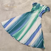 フラダンス 衣装 ALOHA STANDARDS アロハスタンダード ワンピース ドレス ブルー系 光沢感 サテン生地 ハワイアンプリント ハワイアン アロハ フラ ダンス レッスン 練習 フレアスカート パフスリーブ グリーン系 ホワイト系 青 緑 白 華やか 鮮やか かわいい おしゃれ さわやか 上品 大人っぽい