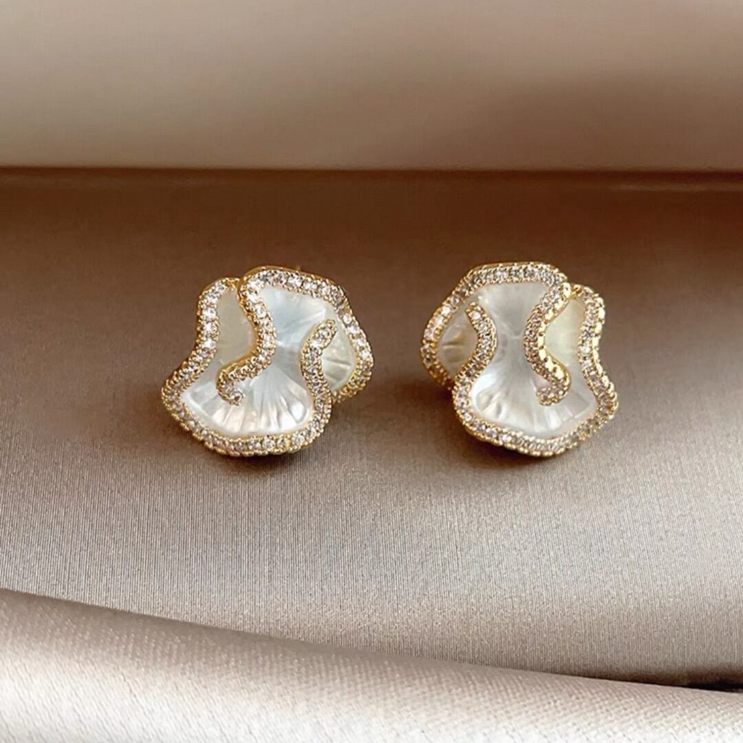 White flower motif metal frame earring 00132