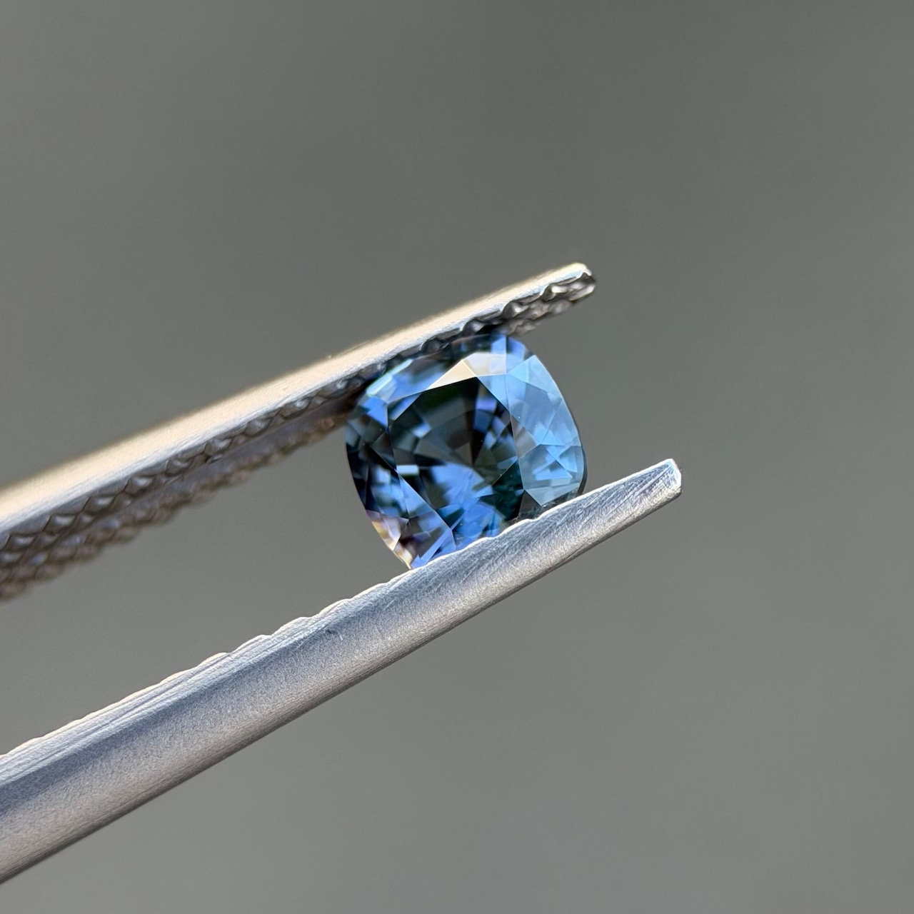 カラーチェンジジルコン 4.6x4.5mm, 0.64ct, ミャンマー産