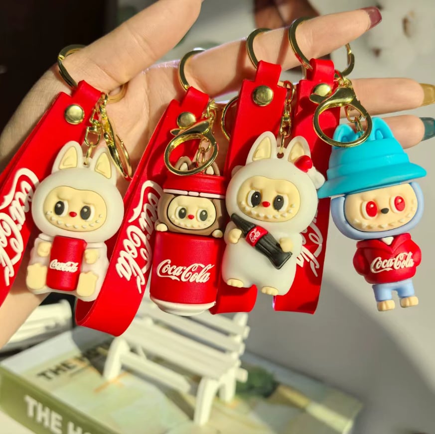 コカコーラカラー ラブブ ソフトビニールフィギュア キーホルダー バッグチャーム