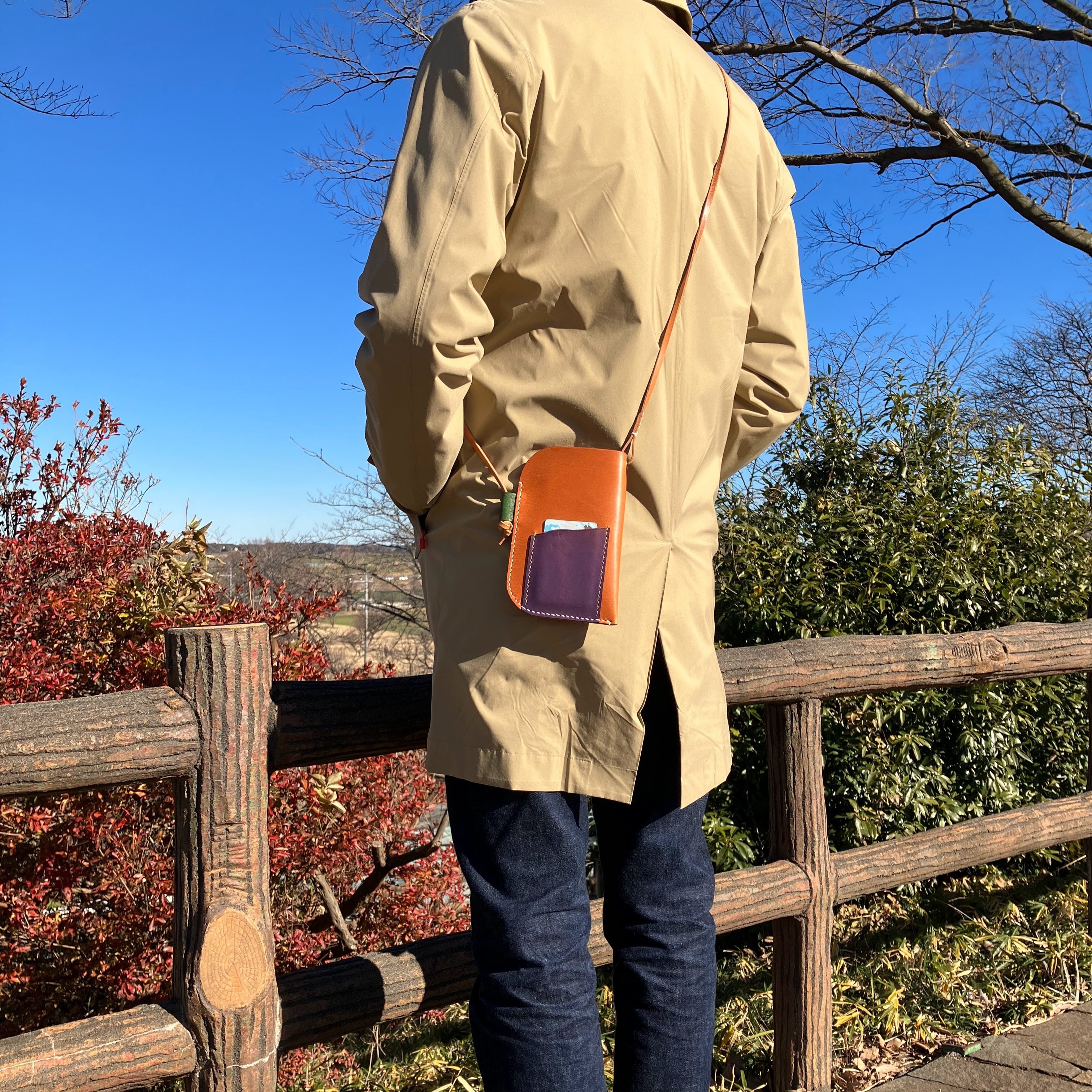 手縫いの本革スマホショルダー】☆カードポケットも付いて便利軽量