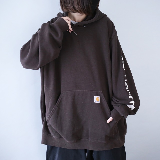 "Carhartt" sleeve logo printed over silhouette dark brown sweat parka