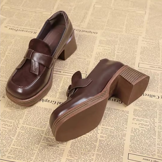 【送料無料】 ローファー 2色 革靴 靴 シューズ ローヒール スクエアトゥ 飾り PU レザー エレガント 可愛い 大人可愛い きれいめ シンプル カジュアル シック コンサバ 華やか 大人 上品 おしゃれ レトロ 主役級 こなれ感 高見え 高級感 フェミニン 艶 光沢感 無地 秋 お呼ばれ レディース 女性用 ママ 20代 30代 40代 オフィス ビジネス OL 通勤 デート お出かけ 女子会 休日 お茶会 授業参観 垢抜け デイリーユース 普段使い ファッション コーデ スタイル 楽ちん