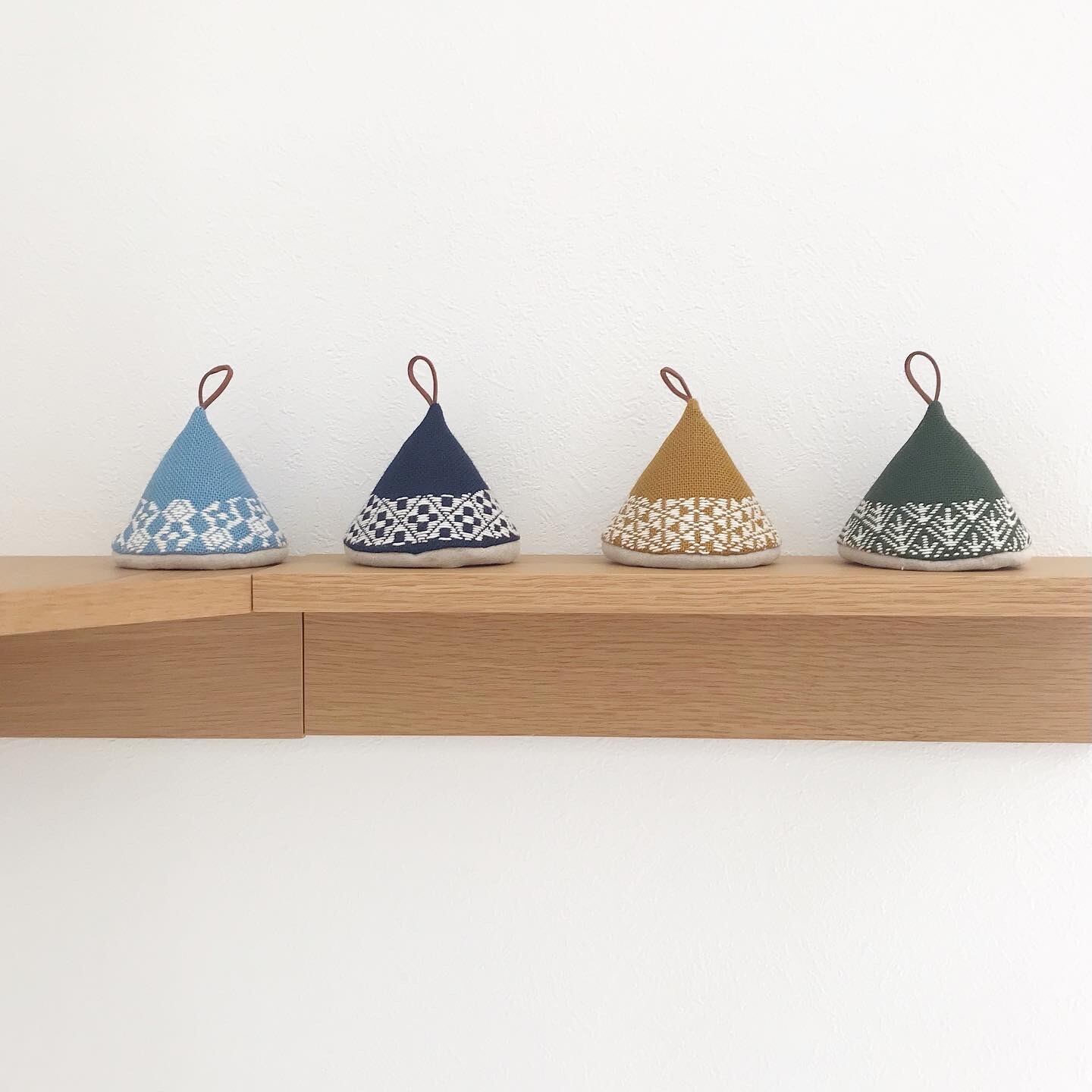 三角鍋つかみ ソレイアード 鍋つかみ ハンドメイド 1101 展示のみ】三角鍋つかみ | カエコ手芸店