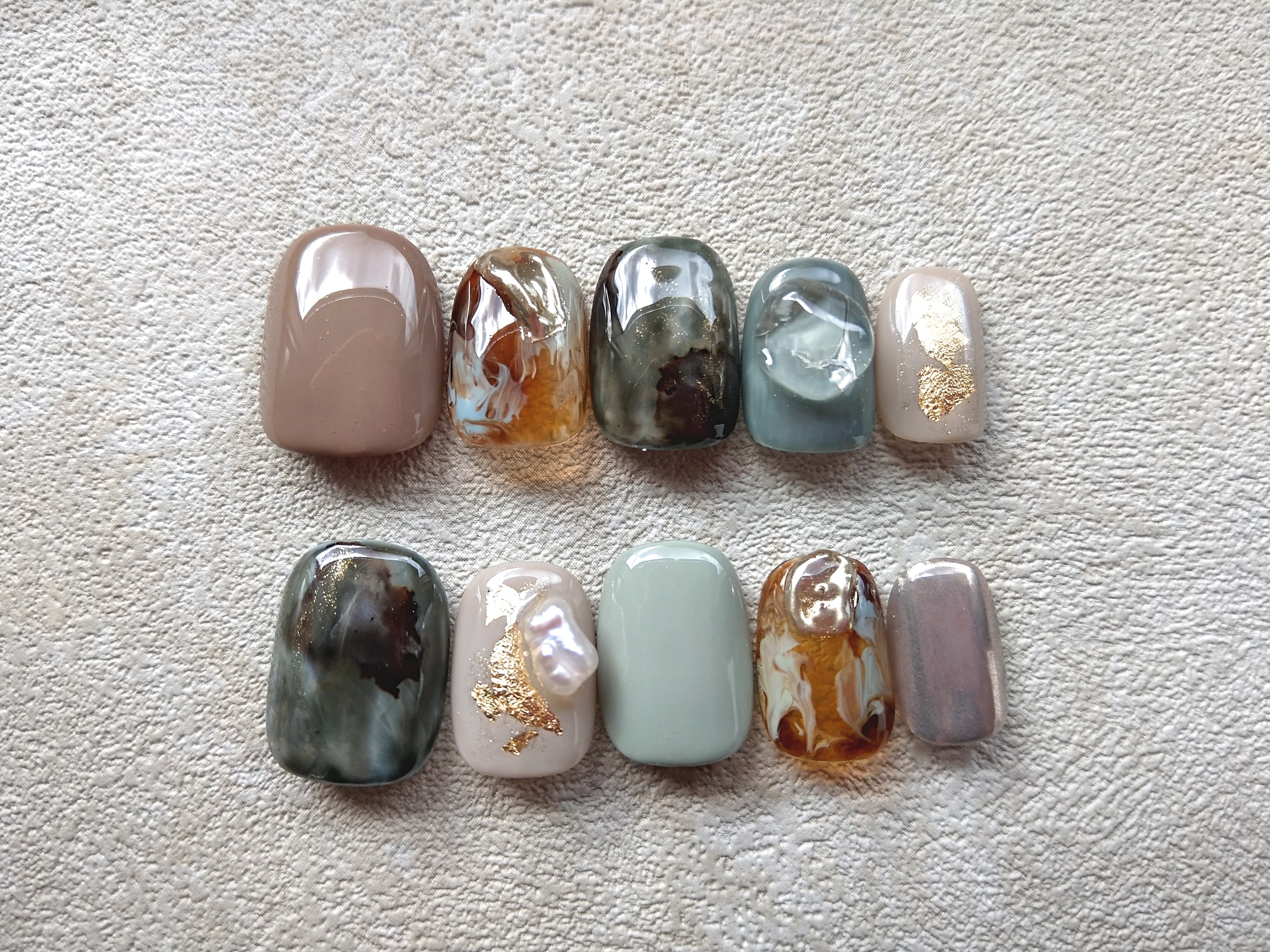 グレイッシュミスト×カプチーノブラウンのニュアンスネイルチップ