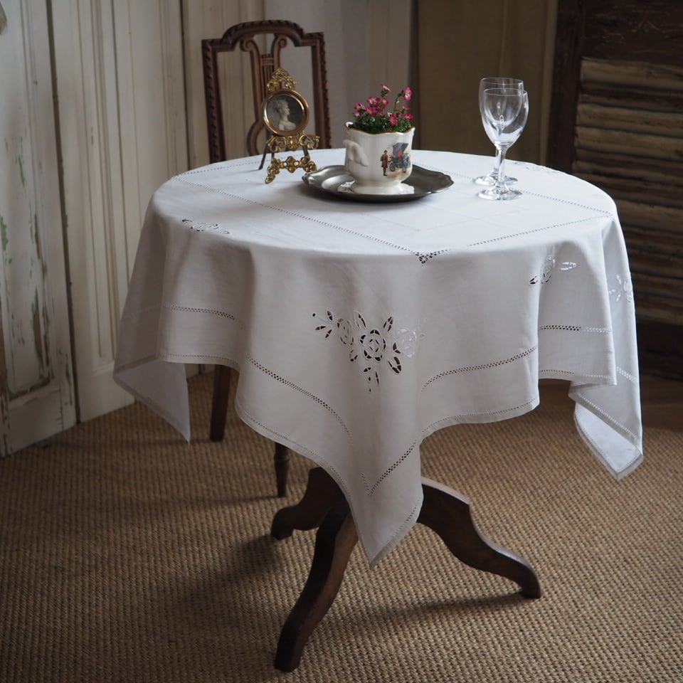 カットワーク刺繍のアンティークテーブルクロス