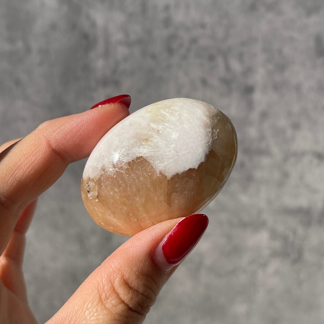 インド産【スコレサイト×スティルバイト】パームストーン ① 握り石｜鉱物 天然石 パワーストーン