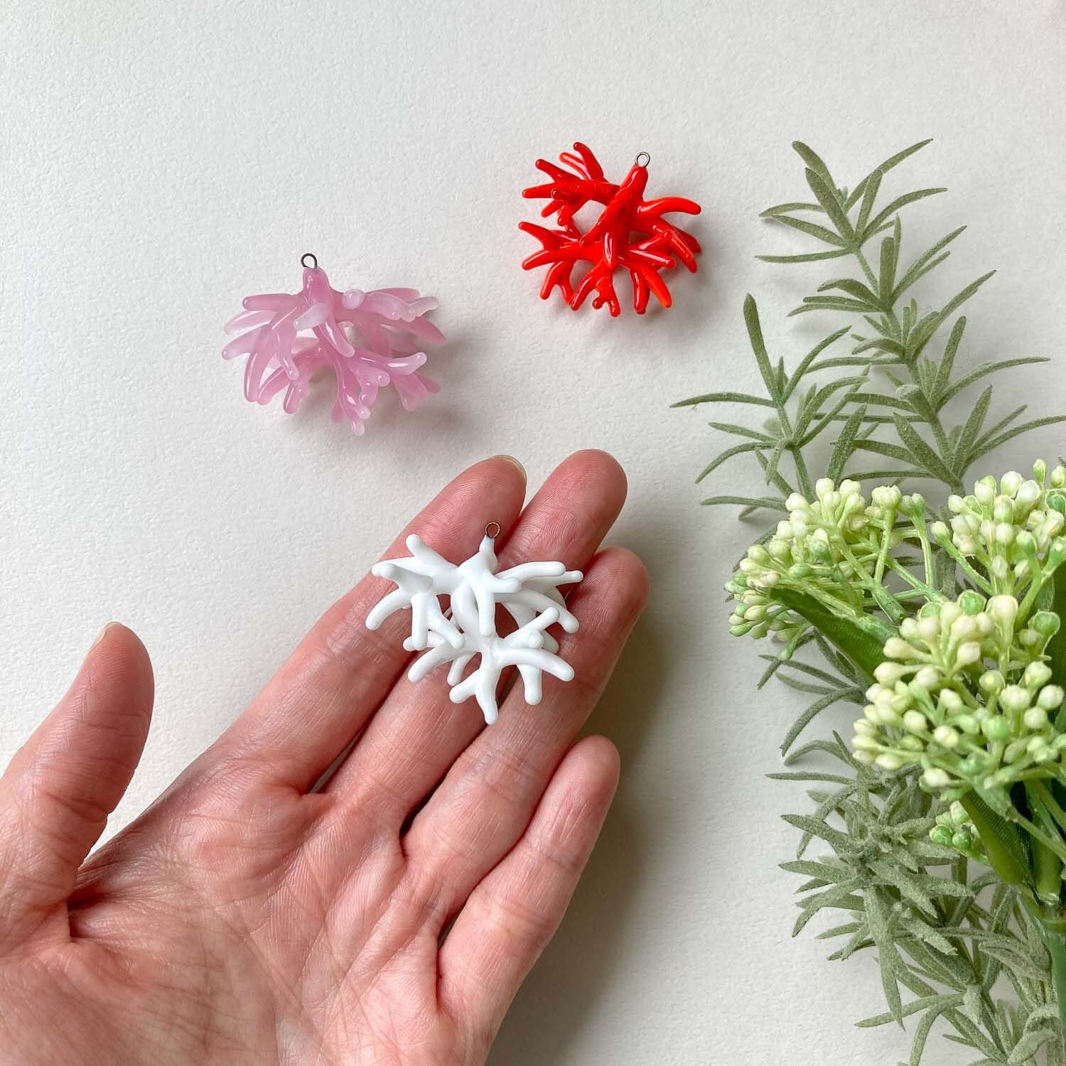 サンゴのチェコガラスチャーム | Dua-アクセサリーパーツショップ