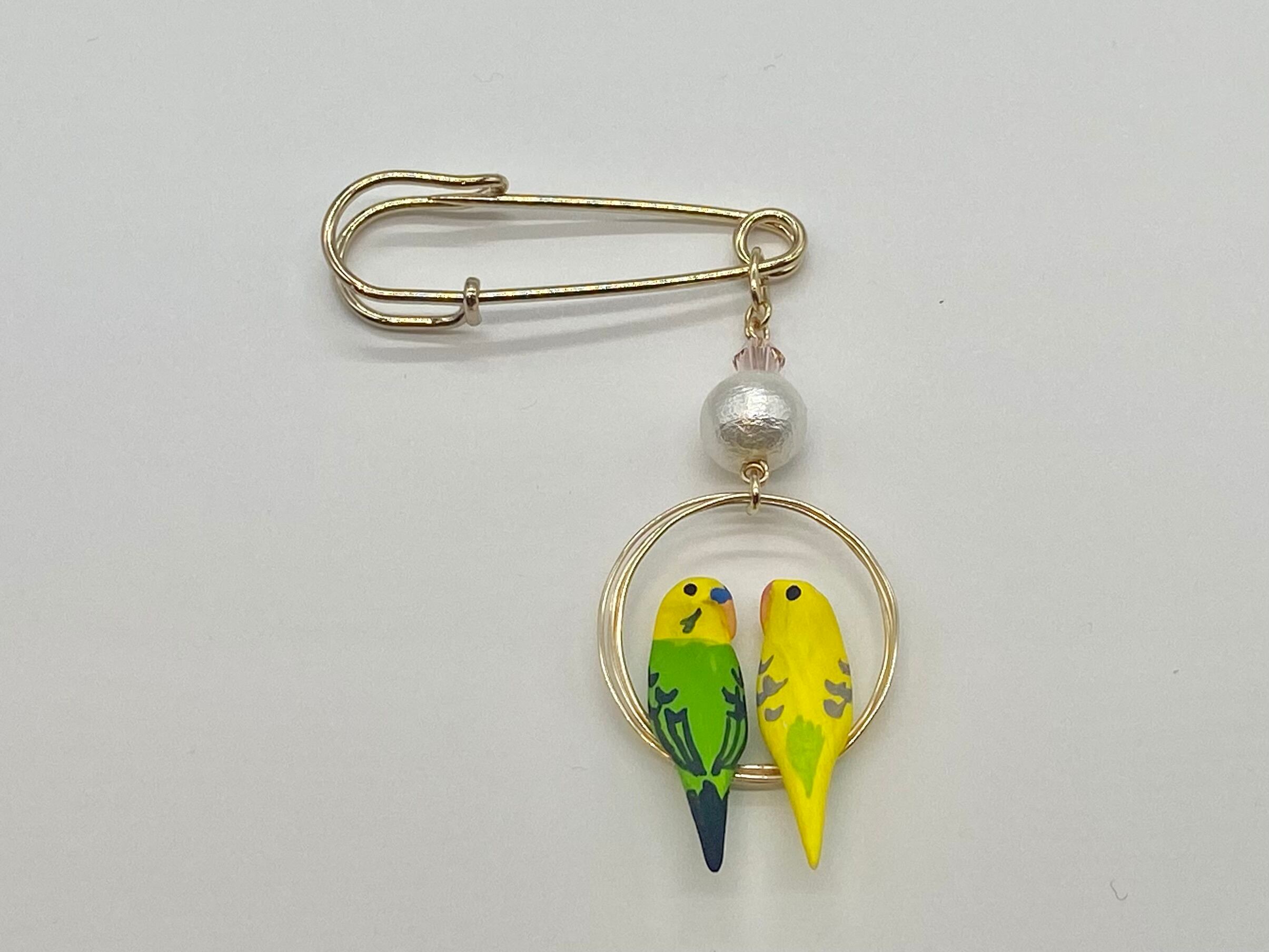 2羽乗りセキセイインコ(黄×緑)ブローチ