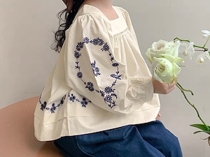 花柄刺繍風スクエアネックパフスリーブブラウス