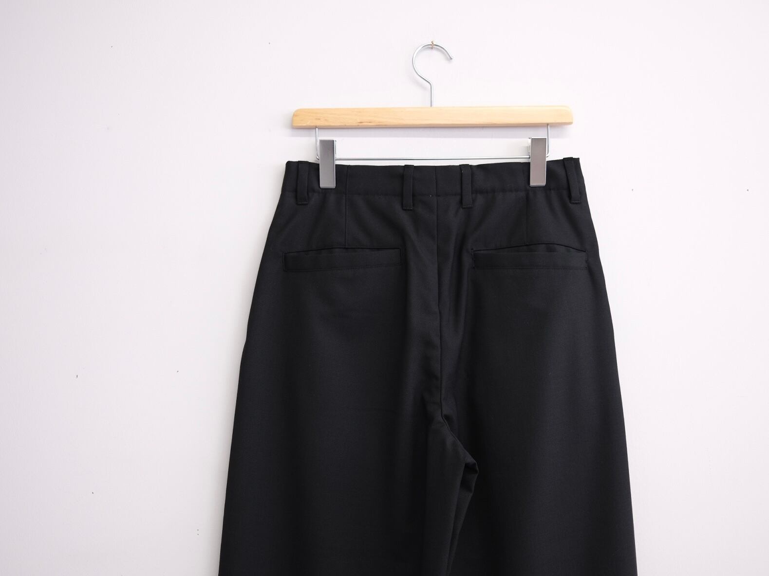 UNIVERSAL PRODUCTS.” SUMMER WOOL WIDE TROUSERS BLACK” | Lapel