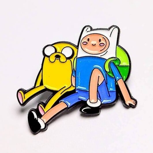 送料無料！ ★ピンズ PINS★ピンバッジ 【 Adventure Time ( アドベンチャータイム )  】フィン&ジェイク〚アメリカン雑貨 アメトイ〛