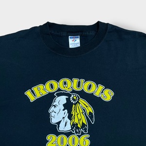 【JERZEES】IROQUOIS 高校 アーチロゴ プリント Tシャツ バックプリント イラスト XL 黒t ジャージーズ US古着