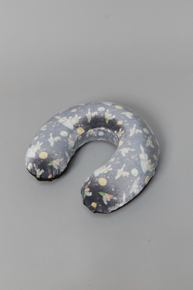 MASU / PRINT VELOUR NECK PILLOW(BLACK)