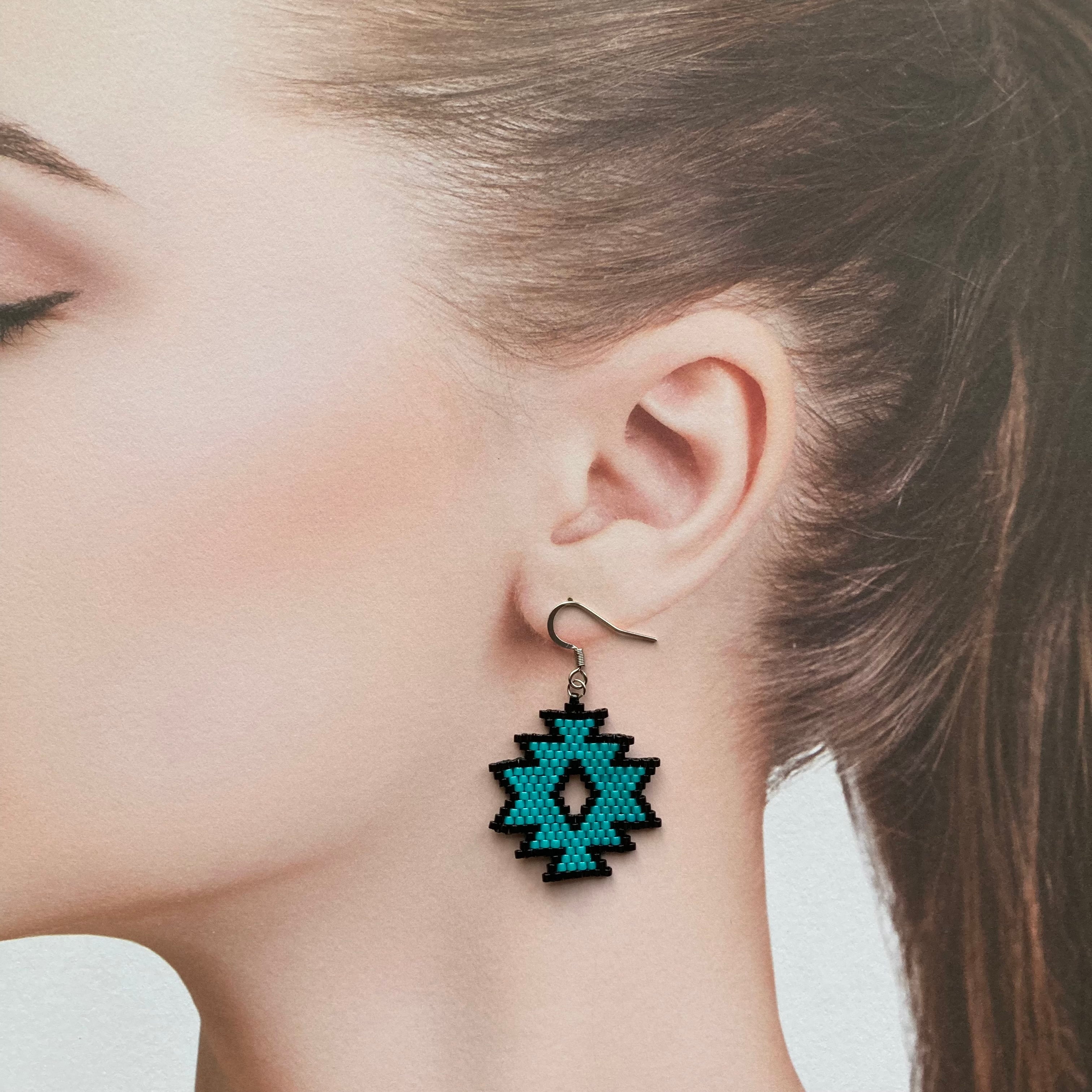 再販21オルテガタッセルリボンネイティブ白黒ピアスイヤリング夏 再販