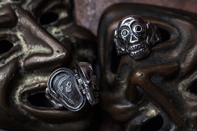 SKULL POISON RING BLACK DIAMONDS