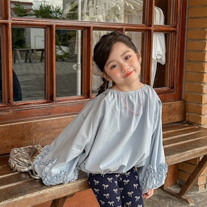 春花びらパフ袖ブラウス