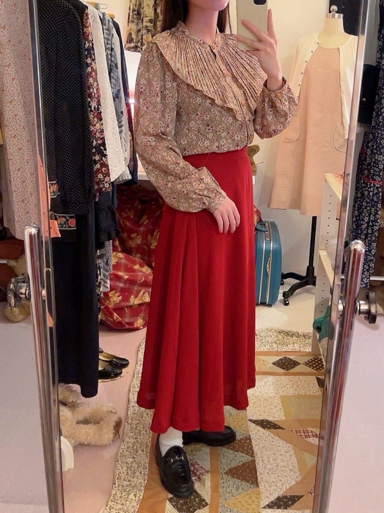 beige mini flower pleats blouse