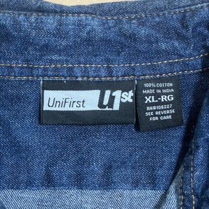 【unifirst】デニムシャツ 企業系 刺繍ロゴ 長袖フラップポケット スナップボタン X-LARGE ビッグシルエット 濃紺 ワンポイントロゴ US古着