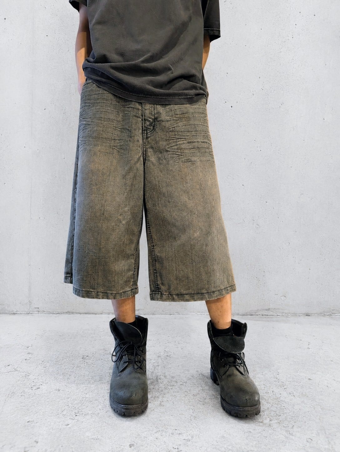 "BROOKLYN XPRESS" cropped fade denim shorts