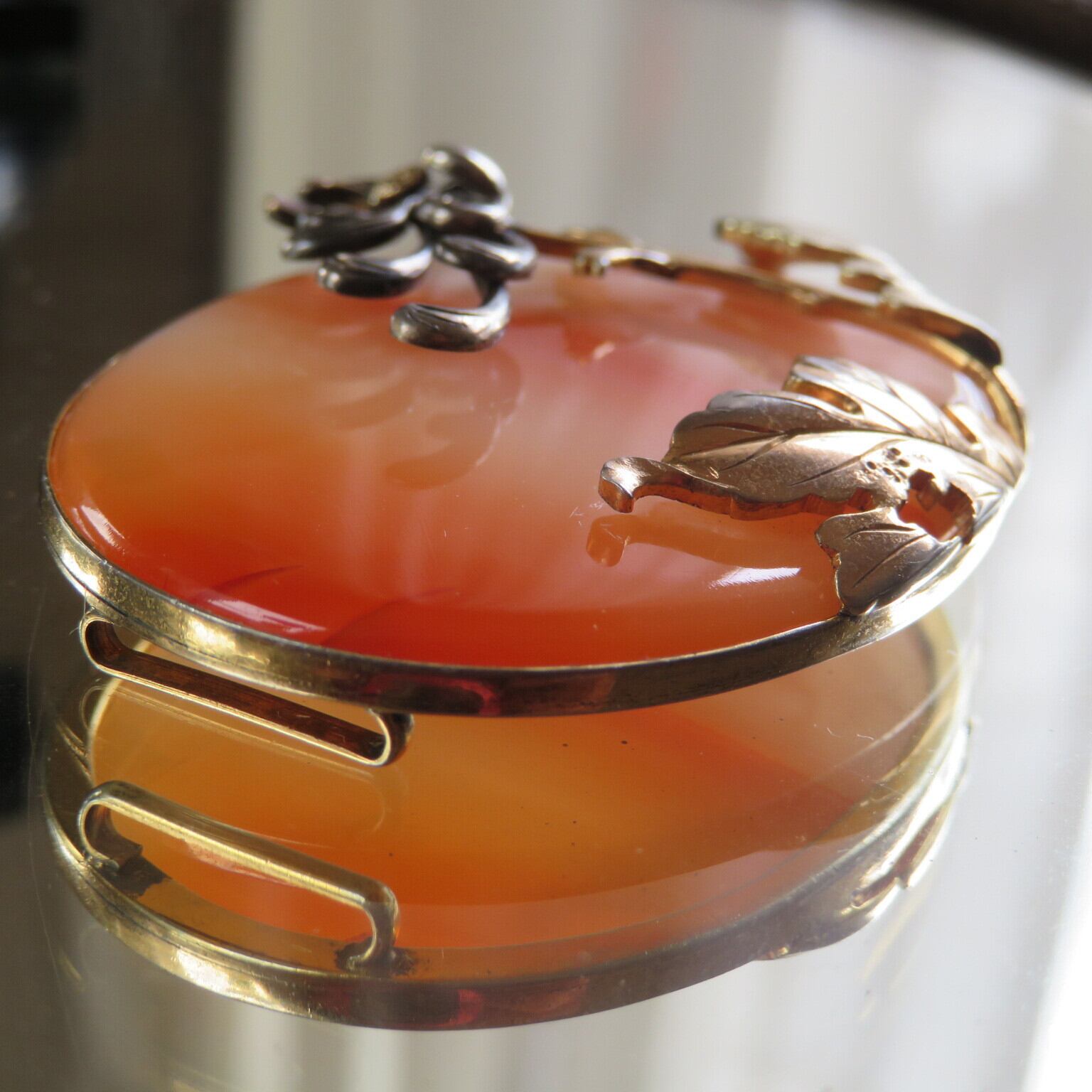 アンティーク　瑪瑙の月に立ち菊の帯留め