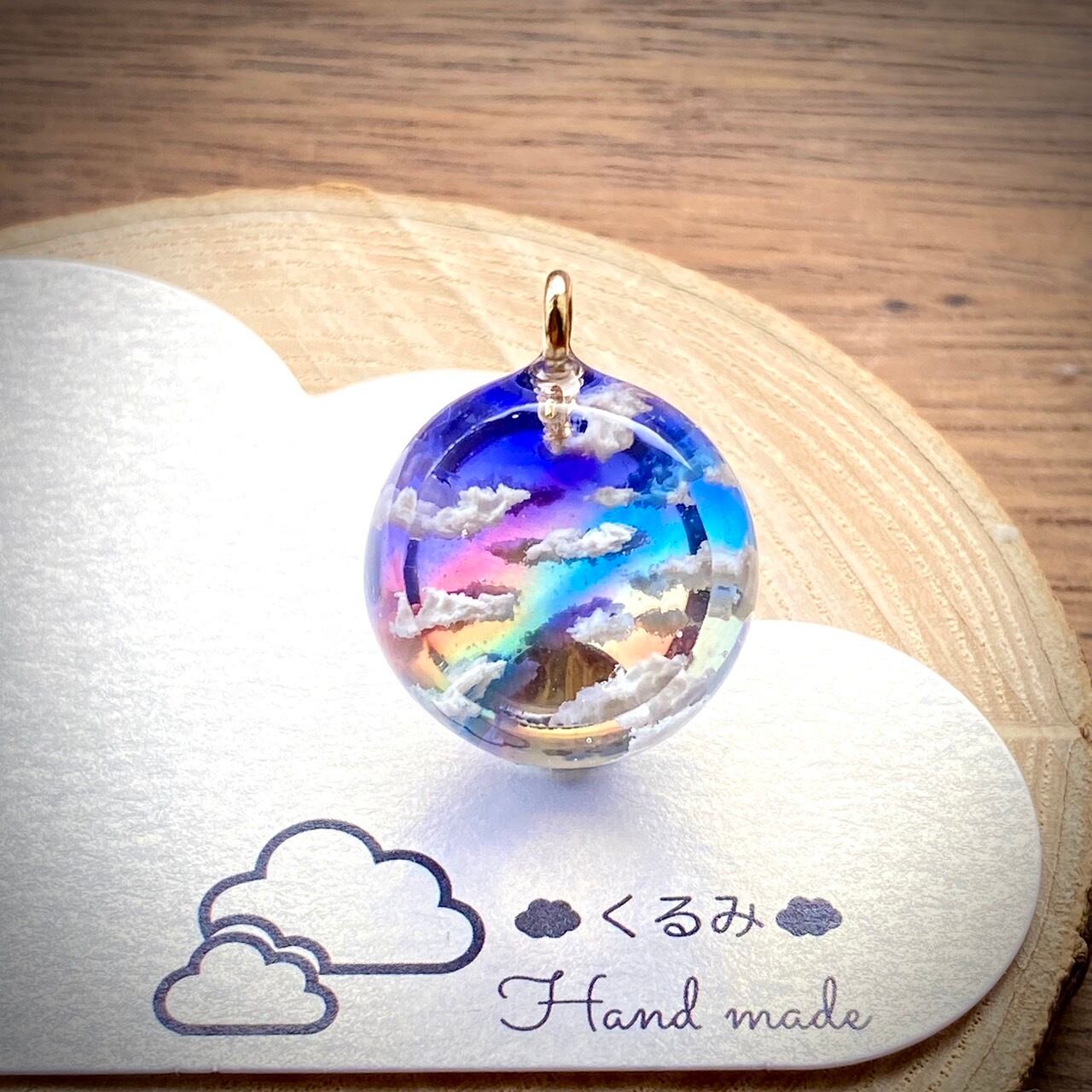 空&雲ペンダント 2割カット球体 夕空にかかる虹 B