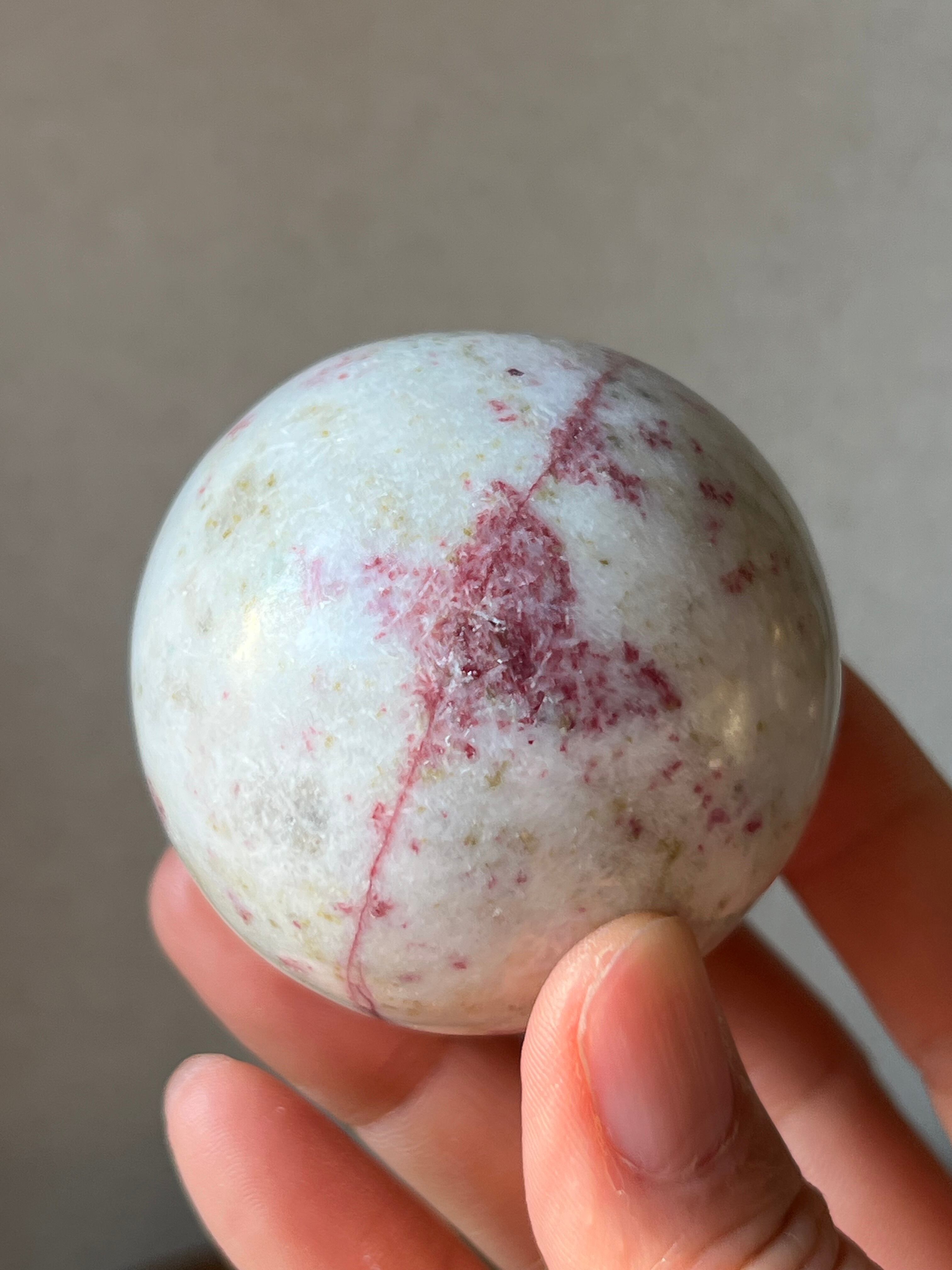 真剣さの先にあるもの【風水術】あなたの家の金運スポット シナバー丸玉(ペルー産約53.4㎜ 約196g) ×シトリンさざれ石