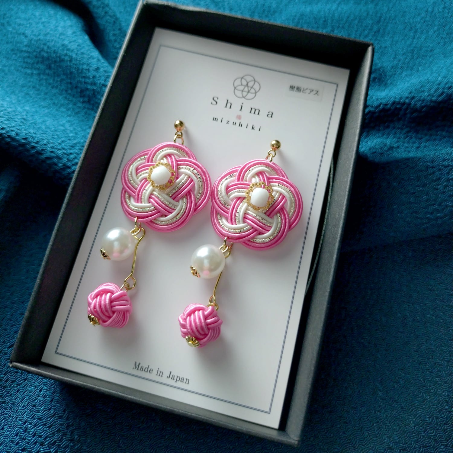 梅結び×淡路玉 水引ピアス 揺れる和アクセサリー 上品・華やか｜樹脂