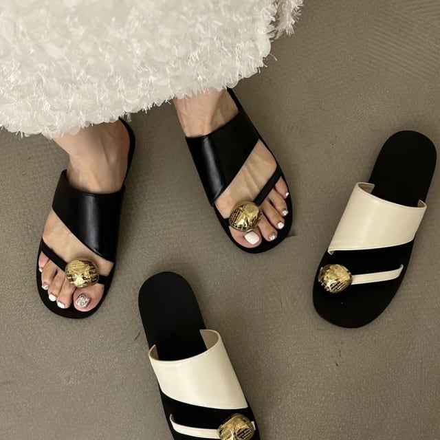 【予約販売】サンダル レディース ブラック オフホワイト ぺたんこ フラット 指輪 レザー カジュアル スポーティー ビーチサンダル 靴 お洒落 ストリート 旅行 韓国 22.5cm/23cm/23.5cm/24cm/24.5cm/25cm