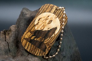 【黄王檀】リオグランデパリサンダー ドッグタグ 象嵌 月と狼