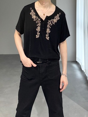 henry neck embroidery pullover / black × beige