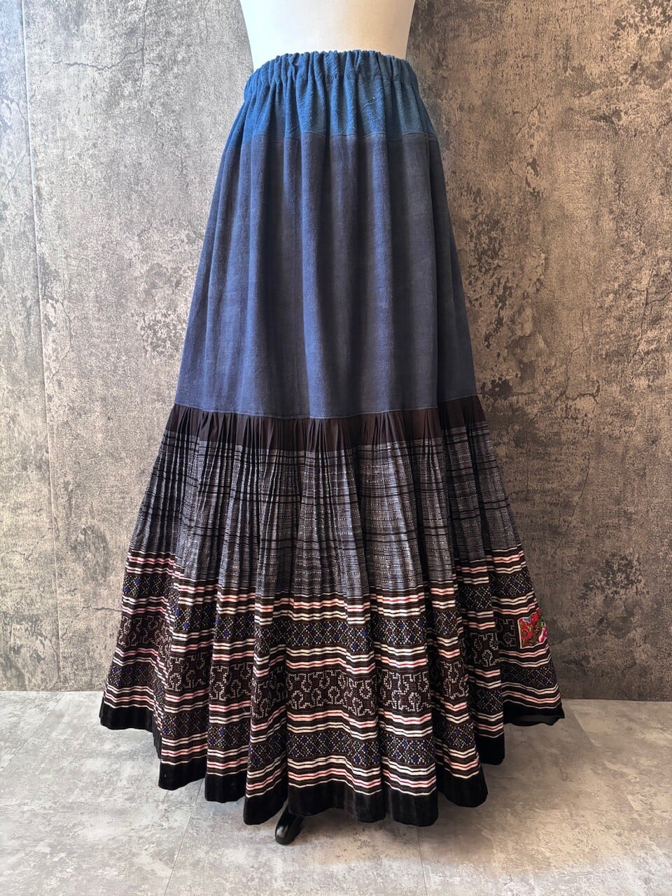 モン族スカート 077 ロング 裾ボリューム 贅沢に巻きスカート1枚使用