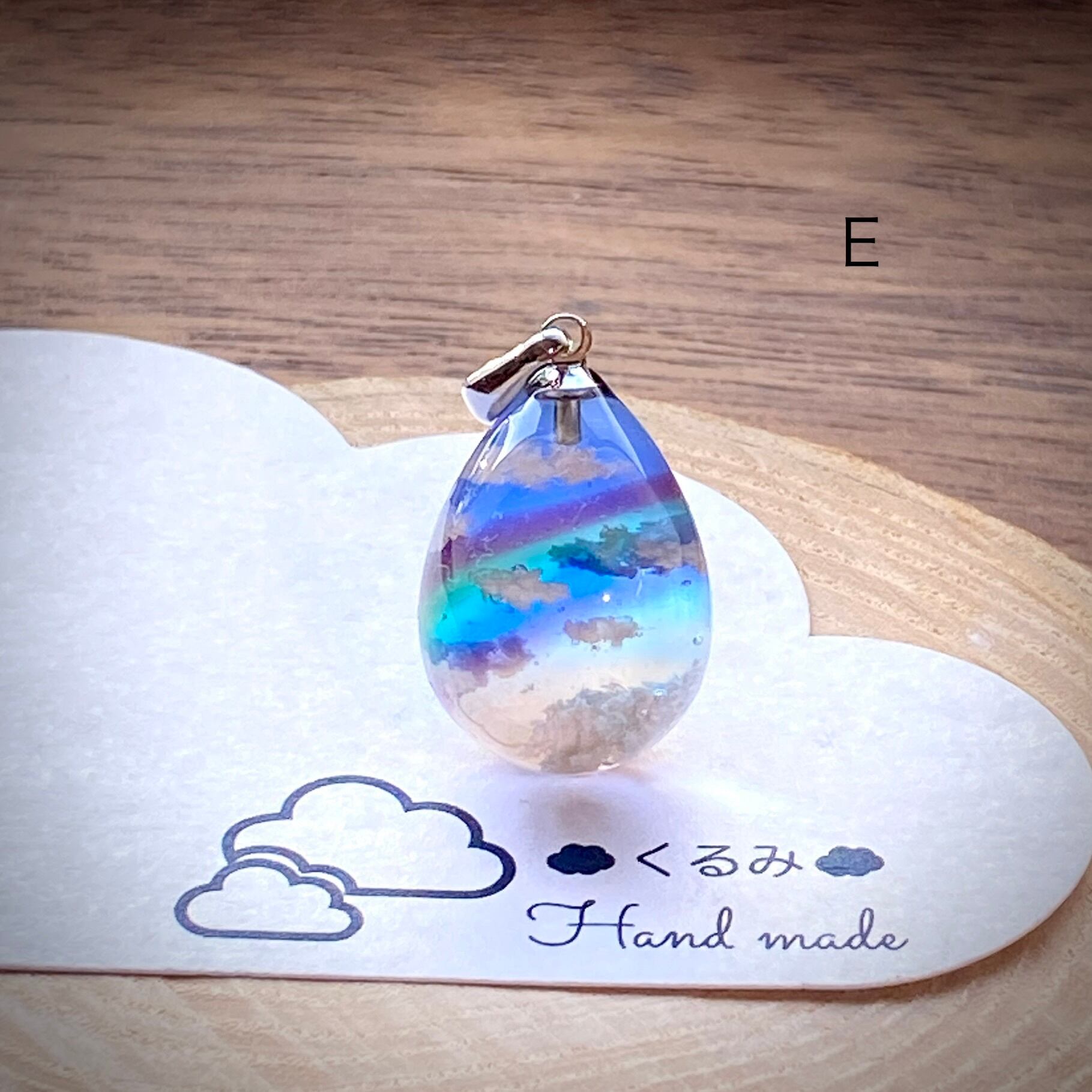 たまご型 ペンダント 雲＆空 青空にかかる虹  20mm×13mm  E