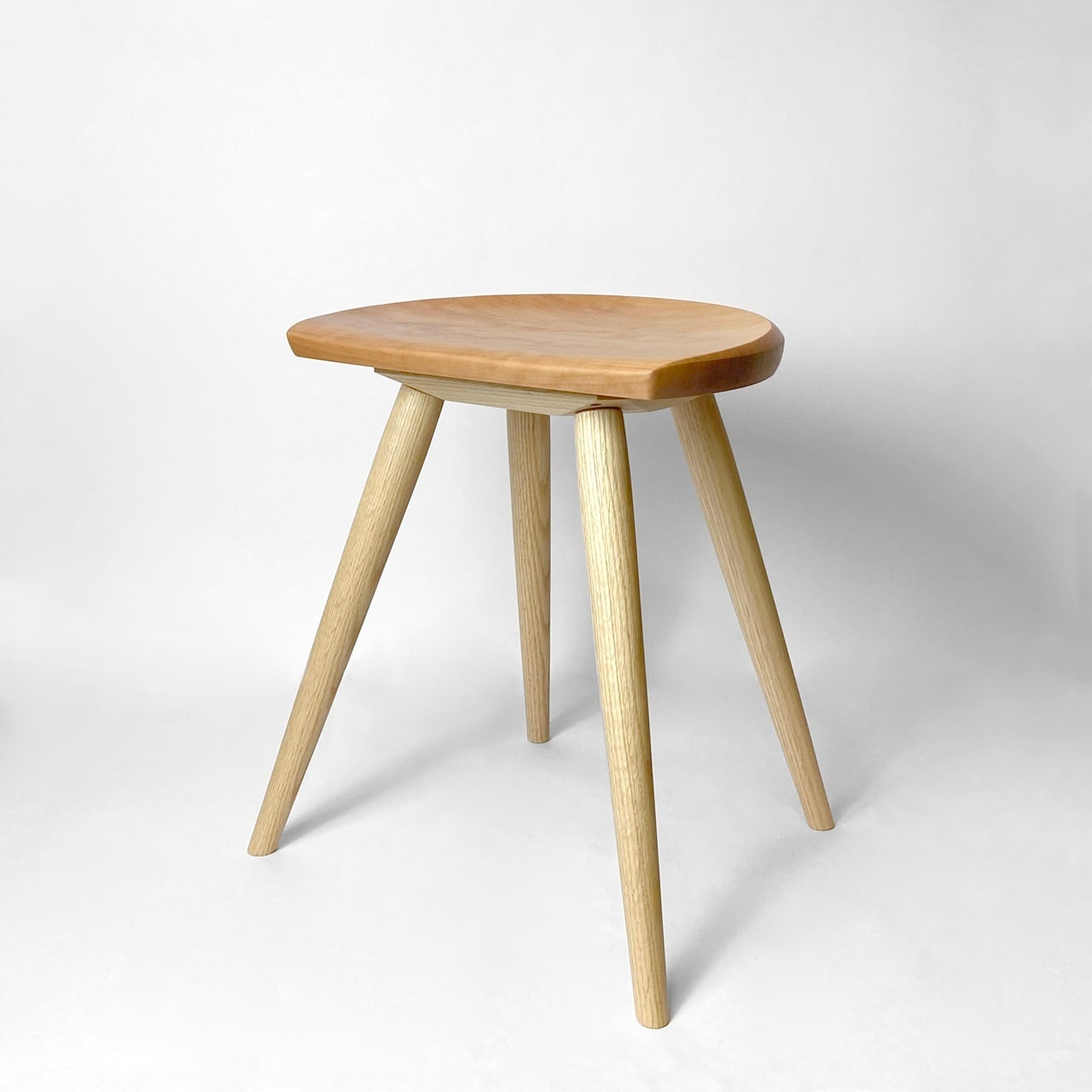 ムーンスツール挽脚 チェリー Moon stool - Cherry | 飛騨高山 家具