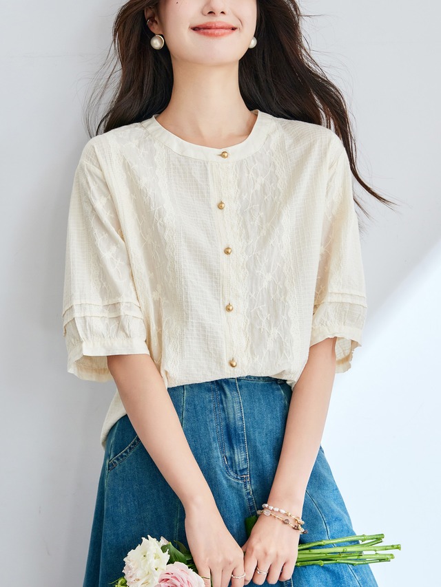 ゴールドボタン 花柄 刺繡 レース 半袖 シャツ ブラウス レディース トップス 丈長 ミディアム パフスリーブ ラウンドネック 襟なし フェミニン レース 前開き ボタン 丸ボタン 綿 コットン かわいい 大人可愛い きれいめ シンプル カジュアル 上品 おしゃれ レトロ こなれ感 ガーリー 花柄 フラワー 春 夏 秋 ママ 通勤 学生 学校 通学 デート お出かけ 旅行 公園 女子会 休日 韓国 体型カバー 普段使い 着回し M L XL 2XL 大きいサイズ ゆったり 白 ホワイト アプリコット