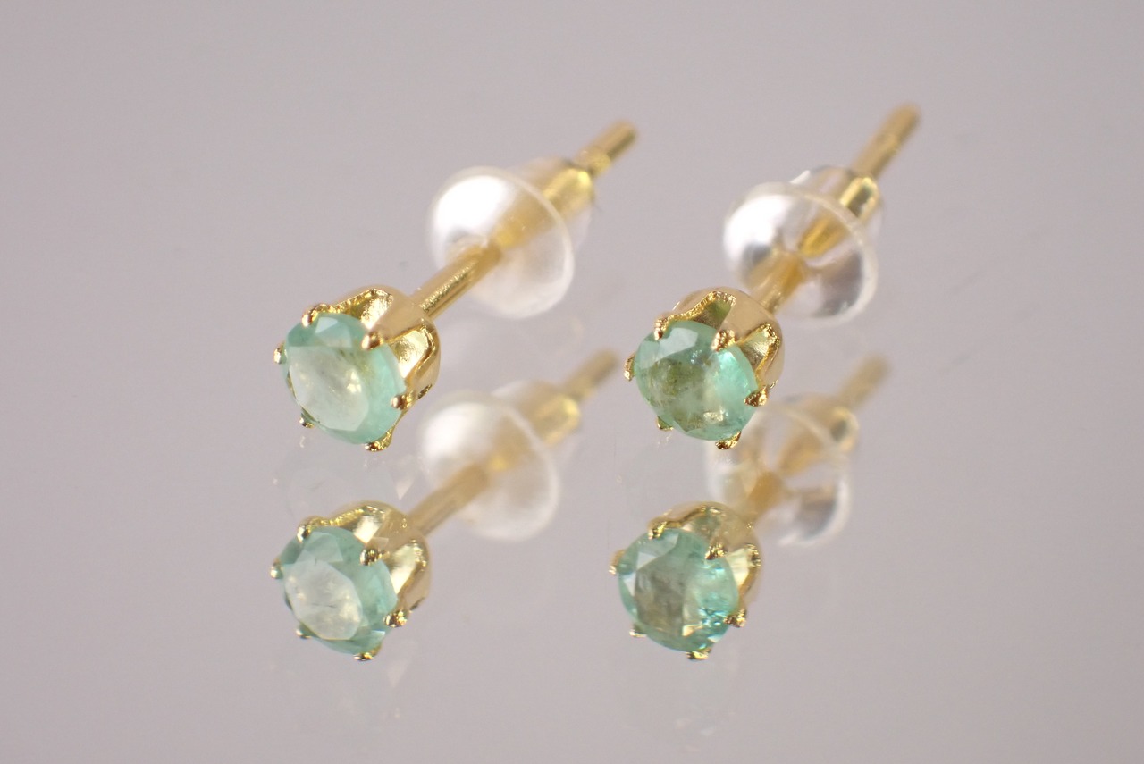 エメラルドピアス　約3mm　[D9-130]