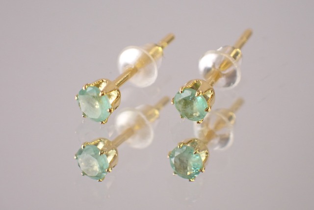 エメラルドピアス　約3mm　[D9-130]