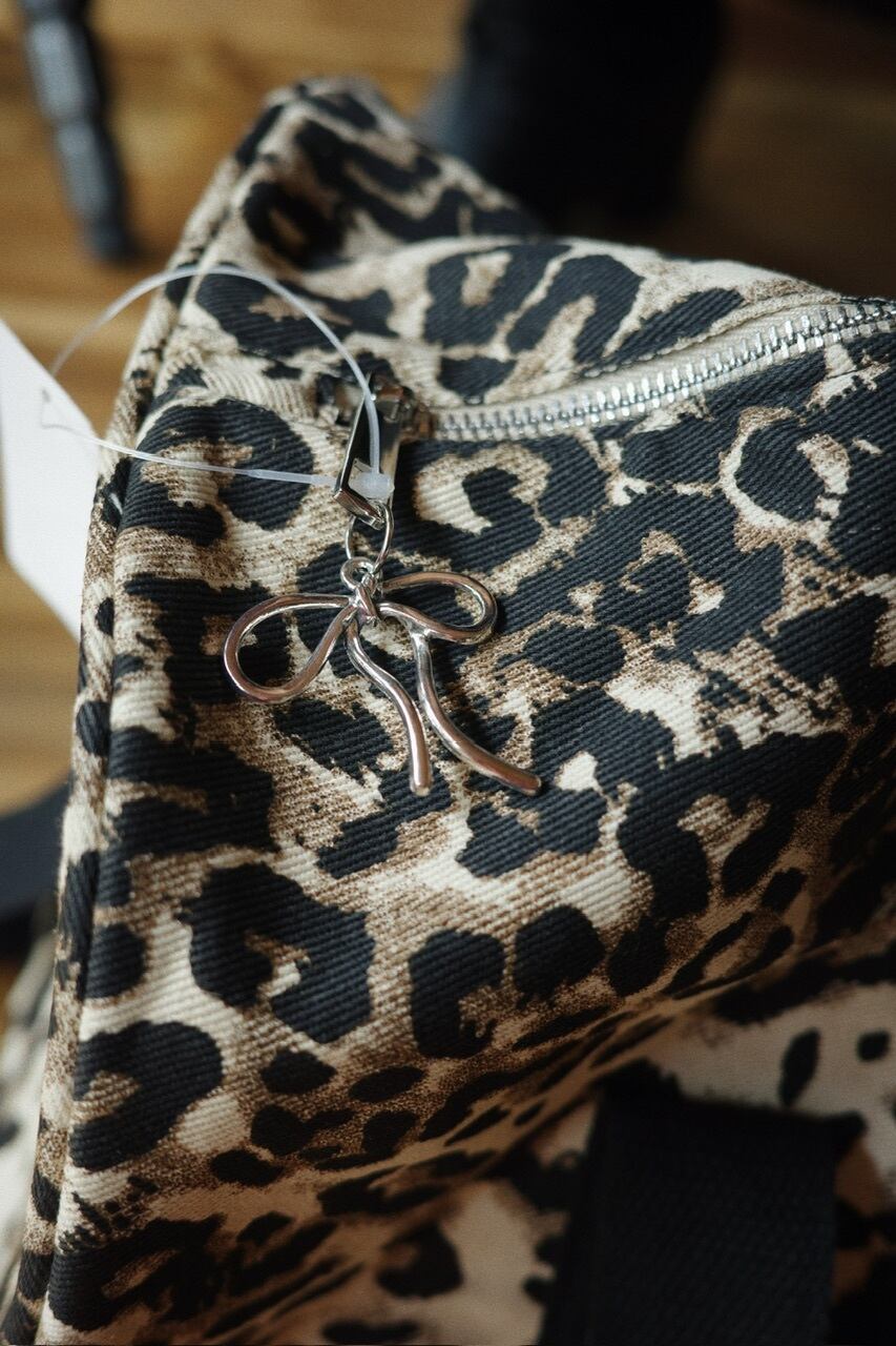 sister jane】Conrad Leopard Holdall Bag | osrsofficial