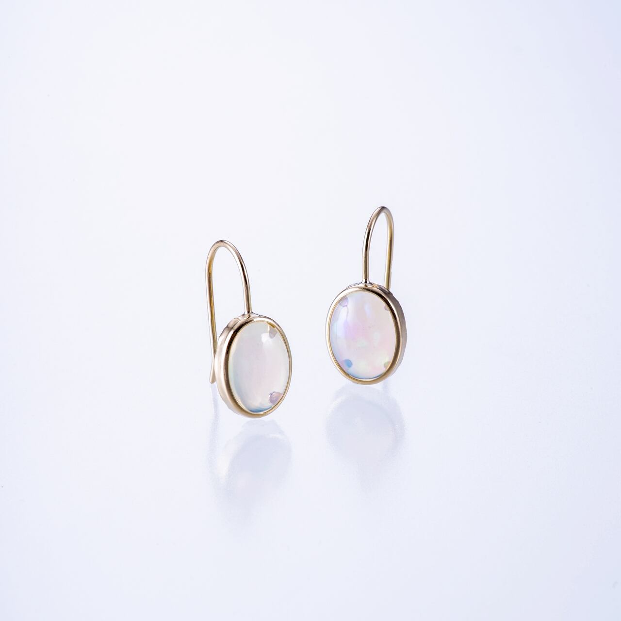 【光が導く新しい道】
K18オパールピアス