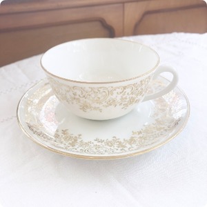 【フランス直輸入】ホワイトとゴールドカラーのシンプルで上品な カップ＆ソーサー